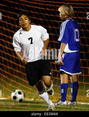 09 janvier 2009 - Dade City, Floride - 299558 pt   soccer 4 de 5.Spécial pour l'époque -- Mike Carlson.(01/09/2009 DADE CITY) Pasco's Eric Garcia (7) des cotes aussi Springstead defender Matthew Campbell réagit au cours d'un match de football garçons varsity à Pasco High School de Dade City. (Crédit Image : © St. Petersburg Times/Zuma sur le fil) Banque D'Images