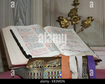 Bible dans l'église de trouans en france Banque D'Images