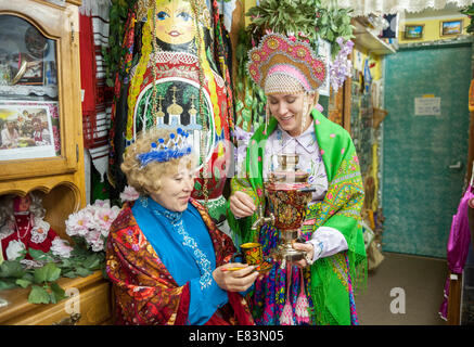 - L'Alaska russe Nikolaevsk AK Les gens qui portent le costume traditionnel russe en cadeaux. Banque D'Images