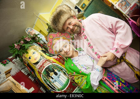 - L'Alaska russe Nikolaevsk AK Les gens qui portent le costume traditionnel russe en cadeaux. Banque D'Images