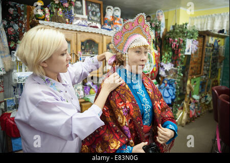 - L'Alaska russe Nikolaevsk AK Les gens qui portent le costume traditionnel russe en cadeaux. Banque D'Images