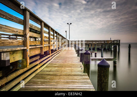 Une longue exposition prises sur la jetée de Chesapeake Beach, Maryland. Banque D'Images