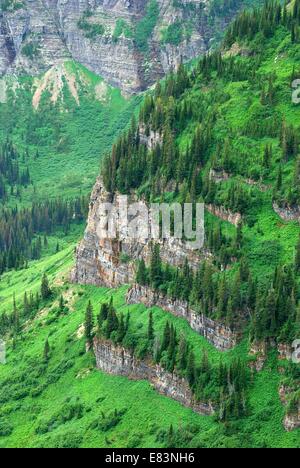 Paysages de montagne et des vues glaciaires le long de la route allant vers le soleil dans le Glacier National Park, Montana, USA Banque D'Images