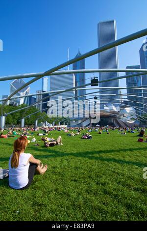 Les cours de yoga, Pavillon Pritzker, Millennium Park de Chicago. Banque D'Images