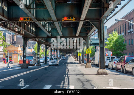 Les voitures roulent sous la ligne de train surélevé sur la 10e avenue New York City Banque D'Images