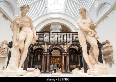 Sculptures en marbre datant de 16th siècles d'Apollo et de Zephyr de Francavilla dans la galerie Paul and Jill Ruddock du Victoria and Albert Museum, Londres, Royaume-Uni Banque D'Images