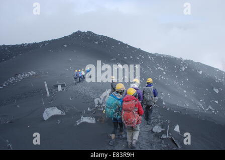 Du contenu exclusif : le Mont Ontake, 27 septembre 2014 - Témoin oculaire images tournées par un randonneur coincé sur le dessus de Mout Ontake, le volcan japonais qu'il a éclaté le samedi 27 septembre 2014. D'énormes panaches de fumée et de cendres du volcan vomissant et les gens à l'abri dans le noir à l'intérieur d'une hutte de montagne tout en haut des rochers et de cendres s'abattit. Le randonneur a été capable de descendre après quelques heures à travers des cendres, et peut être entendu parler d'un autre randonneur qui a dit qu'il avait été au sommet au moment de l'éruption et a subi des brûlures et avait vu '4 ou 5 morts'. Le bilan final est toujours Banque D'Images