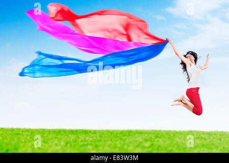 Indian Girl Jumping park fun Dupatta Banque D'Images