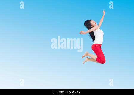 Indian Girl Jumping park Banque D'Images