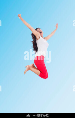 Indian Girl Jumping park Banque D'Images