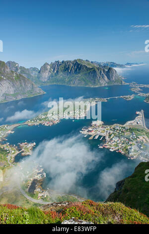 Vue aérienne sur le village de Reine et de fjords et montagnes dans les îles Lofoten, Norvège Banque D'Images