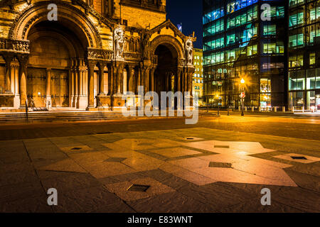 L'église Trinity et le John Hancock Building at night, à Copley Square à Boston, Massachusetts. Banque D'Images