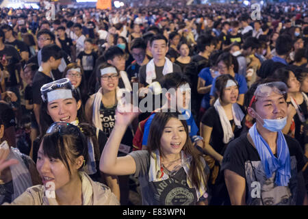 Des dizaines de milliers de personnes rallye sur les routes principales qui entourent les bureaux gouvernementaux de Tamar, Hong Kong, le 29 septembre, 20 Banque D'Images