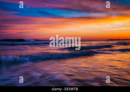 Vagues au coucher du soleil, Cape May, New Jersey. Banque D'Images