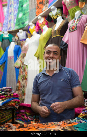 Portrait d'une échoppe de marché porteur, Dubaï, Emirats Arabes Unis. Banque D'Images