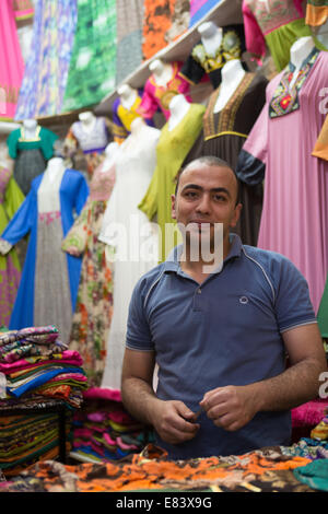 Portrait d'une échoppe de marché porteur, Dubaï, Emirats Arabes Unis. Banque D'Images