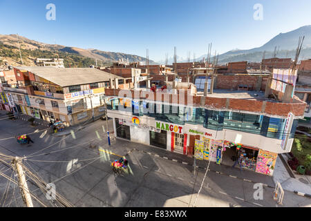 La ville de Huaraz dans la matinée avec le Huascaran (6768m) et Huandoy (6360m) montagnes en arrière-plan, le Pérou, Amérique du Sud Banque D'Images
