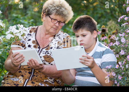 Grand-mère avec son petit-fils regardant tablet PC Banque D'Images