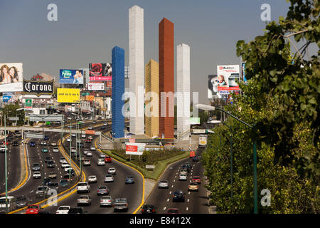 Les Torres de Satélite à l'entrée de Ciudad Satélite, Mexico, District Fédéral, Mexique Banque D'Images