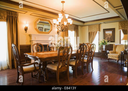 Luxueuse salle à manger avec une table et chaises en bois, province de Québec, Canada Banque D'Images