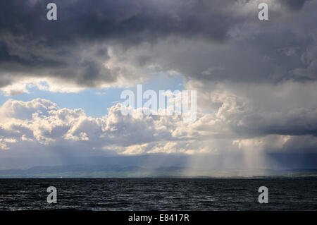 Les nuages de tempête et rayons au-dessus du lac de Genève, le Lac Léman, Evian-les-Bains, Haute-Savoie, Rhône-Alpes, France Banque D'Images