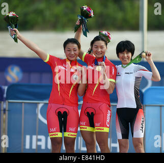 Incheon, Corée du Sud. Sep 30, 2014. Médaillé d'or Shi Qinglan (C) de la Chine, de l'argent olympique Yang Ling (L) de Chine et de bronze Nakagome Yukari du Japon présentent au cours de la cérémonie de la femme cross concours de vélo vtt événement au 17e Jeux asiatiques à Incheon, Corée du Sud, le 30 septembre 2014. Shi Qinglan a remporté la médaille d'or avec 1 heure 17 minutes et 06 secondes. © Huang Zongzhi/Xinhua/Alamy Live News Banque D'Images