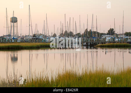 Rangées de yachts dans la marina au coucher du soleil, Côte Est, la baie de Chesapeake, au Maryland, USA Banque D'Images