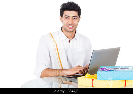 L'homme du sud de l'Inde Diwali Shopping with laptop Banque D'Images