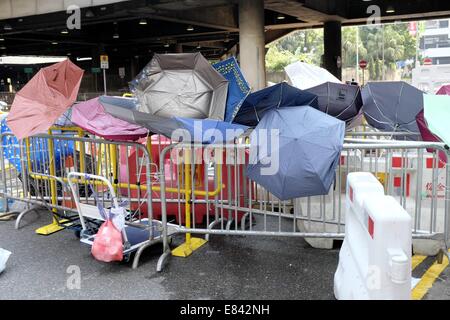 Des parasols sur la barricade à la protestation de Hong Kong Banque D'Images