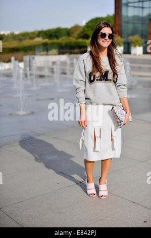 Un showgoer chic arrivant pour la maxime Simoens Printemps/Été 2015 Fashion show in Paris, France - 28 septembre 2014 - Photo : Céline Gaille Manhattan/Piste/photo alliance Banque D'Images