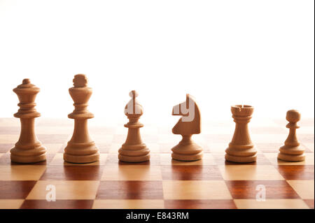 Blanc ensemble de pièces d'échecs sur l'échiquier Banque D'Images