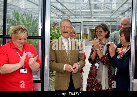 Dorset, UK. Sep 29, 2014. L'acteur Edward Fox a été rejoint par sa femme et ses collègues de l'actrice Joanna David comme ils ont ouvert une série de nouvelles serres du Kingston Maurward Horticultural College dans leur comté de Dorset, Angleterre. Credit : Dorset Media Service/Alamy Live News Banque D'Images