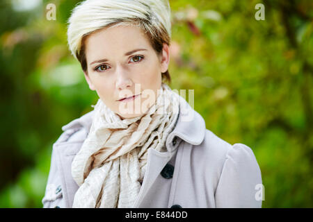 Portrait of Girl wearing scarf et cavalier Banque D'Images