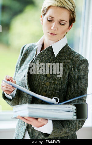 Femme a souligné in office Banque D'Images