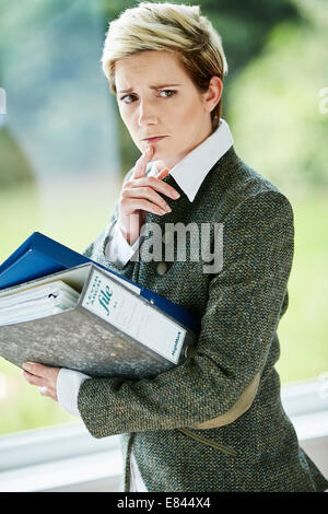 Femme a souligné in office Banque D'Images