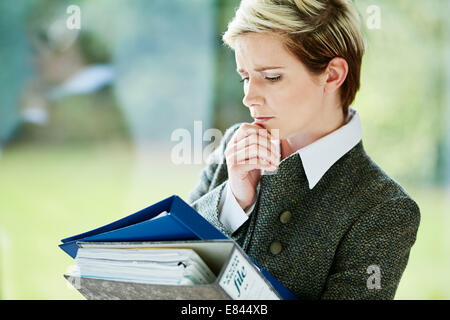 Femme a souligné in office Banque D'Images