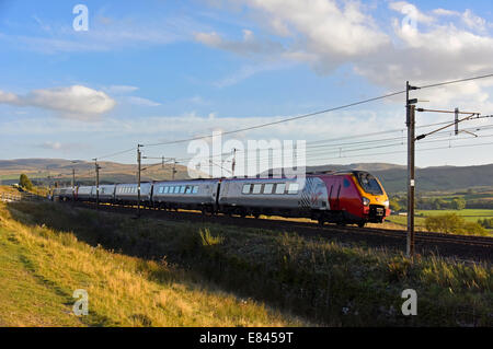 Virgin Trains Class 221 SuperVoyager train de voyageurs. West Coast Mainline, Scout vert, Cumbria, Angleterre, Royaume-Uni, Europe. Banque D'Images