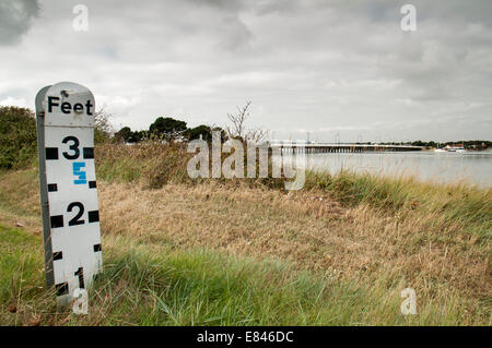 Marqueur de jauge de profondeur pour les inondations, Hayling Island, Hampshire, Royaume-Uni Banque D'Images