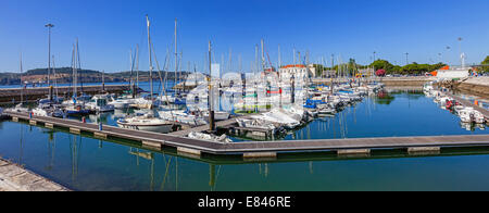 Doca do Bom Sucesso Marina à Belem district rempli de bateaux à quai, les voiliers et bateaux à moteur en été. Lisbonne, Portugal Banque D'Images