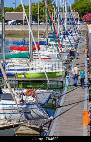 Doca do Bom Sucesso Marina à Belem district rempli de bateaux à quai, les voiliers et bateaux à moteur en été. Lisbonne, Portugal Banque D'Images