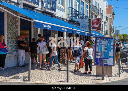 Le fameux Pasteis de Belem - oeuf flan - Pâtisserie à Lisbonne. Les clients attendre sur la rue que la boutique est toujours pleine. Banque D'Images