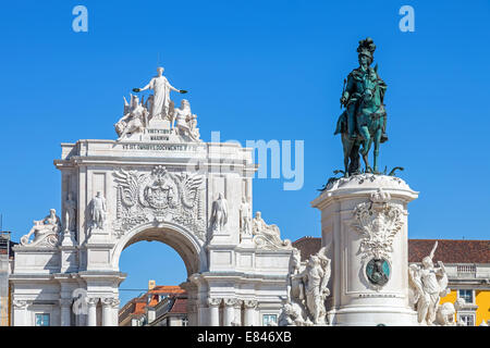 Gros plan sur l'Arc de Triomphe et le roi Dom Jose je statue à Praca do Comercio ou Terreiro do Paco square à Lisbonne. Banque D'Images