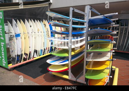 Des planches à la vente et en location dans un magasin de surf à Manly Beach, Sydney, Australie Banque D'Images