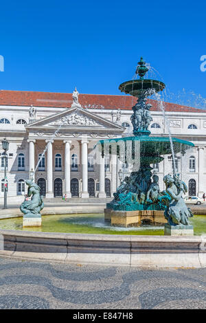 Lisbonne, Portugal. Gros plan sur l'une des deux fontaines de la place Dom Pedro IV, plus connue sous le nom de Rossio. Dona Maria II Théâtre National de retour Banque D'Images