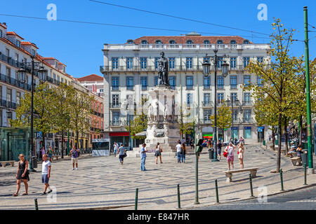 Luis de Camoes Square près du Chiado et Bairro Alto avec les touristes à visiter un jour d'été. Lisbonne, Lisboa, Portugal Banque D'Images