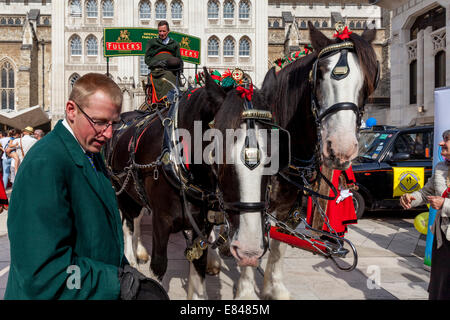 Brasseries traditionnelles Dray, le London Pearly Kings & Queens Society Costermongers Harvest Festival, Londres, Angleterre Banque D'Images