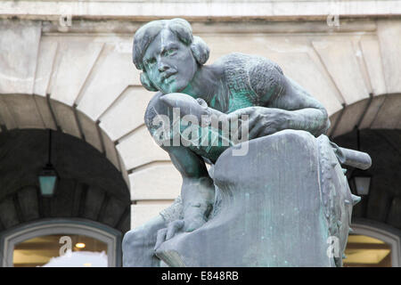 Le Matthias Fountain conçu par Alajos Strobl debout à Castle Hill dans le quartier de Buda Varhegy de Budapest. Plus de détails Banque D'Images