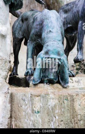 Le Matthias Fountain conçu par Alajos Strobl debout à Castle Hill dans le quartier de Buda Varhegy de Budapest. Plus de détails Banque D'Images