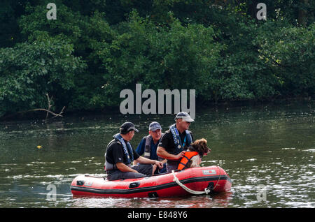 Londres, Royaume-Uni. Sep 30, 2014. La police recherche dans le lac d'Osterley Park, à l'ouest de Londres, pour l'adolescent disparu Alice brut. Une recherche de l'équipe de chien de Powys, Pays de Galles, qui a été utilisé pour rechercher des April Jones a été portée à la page de recherche pour Alice. Banque D'Images