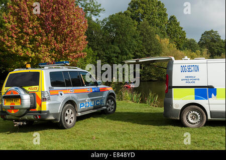 Londres, Royaume-Uni. Sep 30, 2014. La police recherche dans le lac d'Osterley Park, à l'ouest de Londres, pour l'adolescent disparu Alice brut. Une recherche de l'équipe de chien de Powys, Pays de Galles, qui a été utilisé pour rechercher des April Jones a été portée à la page de recherche pour Alice. Banque D'Images